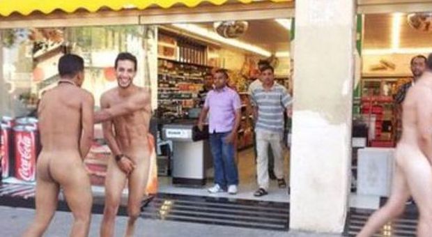 Movida maleducata: tre italiani corrono nudi a Barcellona, la foto divide e fa discutere il web