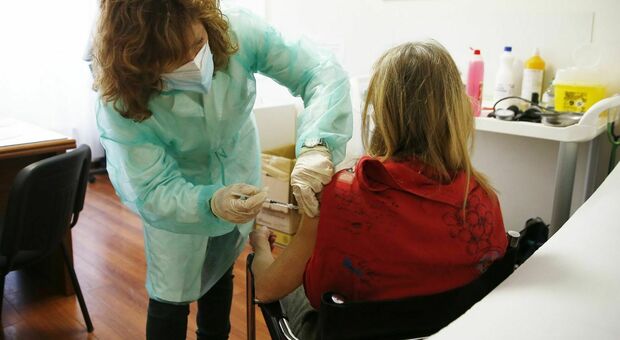 Lombardia, caos prenotazioni per il vaccino per prof e anziani: sito Aria in tilt