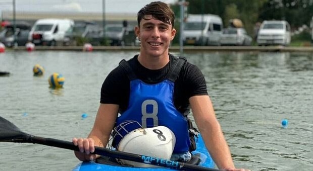 Incidente in scooter, Antonio muore a 19 anni: figlio di magistrato, fu bronzo agli Europei di canoa