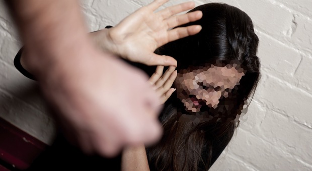 Giovane fanese denuncia: «Mi ha violentata e picchiata più volte». Foto generica