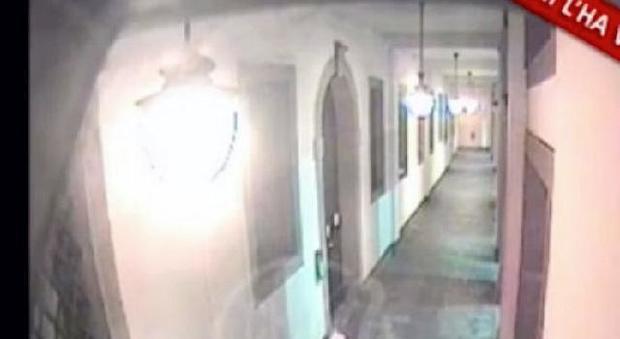 Indagini su un altro video: Manuela Cacco cammina sotto i portici di via Dante