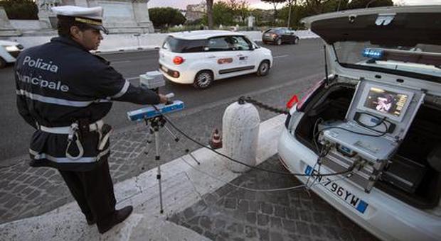 Roma, in arrivo nuovi autovelox per i vigili urbani: multeranno anche le auto in doppia fila