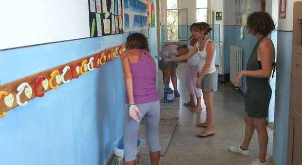 Senigallia, genitori volontari tinteggiano di azzurro la scuola primaria di S.Angelo