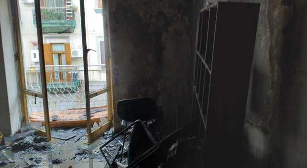 Napoli, appartamento in fiamme a Porta Capuana: i vigili salvano due bimbi e un'anziana
