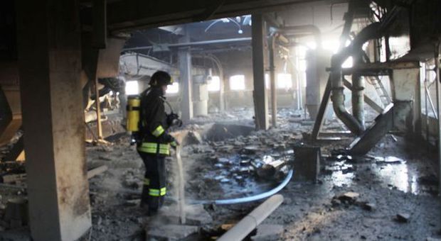 Pompieri all'interno del silo distrutto