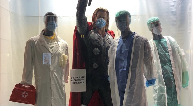 L'omaggio di Vespoli: nelle vetrine i medici diventano supereroi
