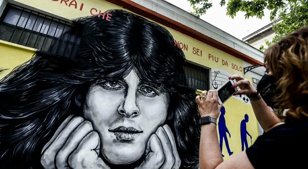 Claudio Baglioni compie 70 anni: i fan gli regalano un murales nella sua Centocelle
