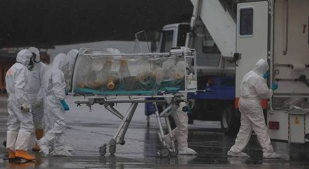 Ebola, medico italiano contagiato arriverà nella notte a Roma