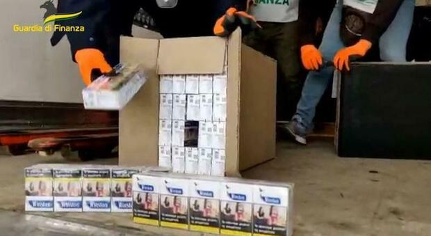 Nel tir migliaia di pacchetti di sigarette di contrabbando: un arresto e multa da 18mila euro