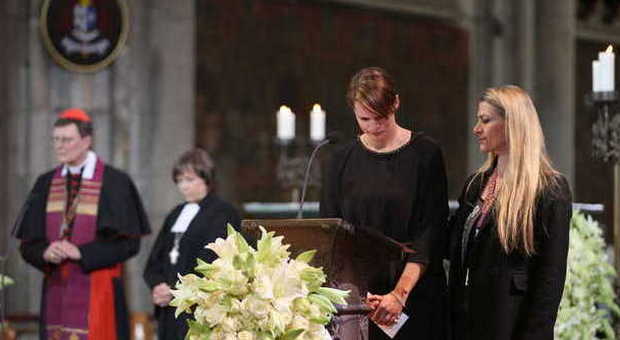 Germanwings, nel Duomo di Colonia la messa per le vittime: 150 candele, una è per Lubitz