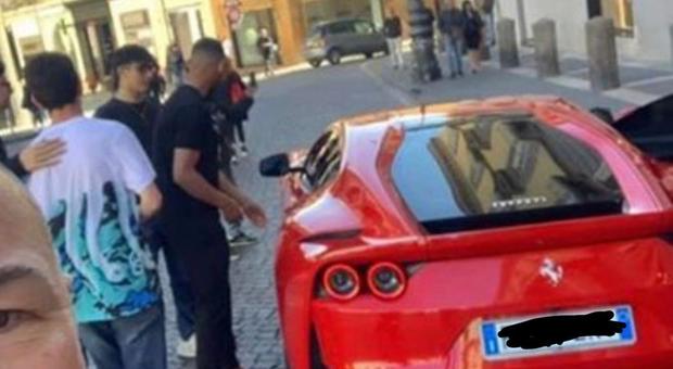 La Ferrari di Ghoulam è un caso: «Parcheggiata in divieto di sosta»
