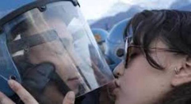 Cortei, nuove regole: vietati i baci ai poliziotti: «E' un gesto provocatorio»