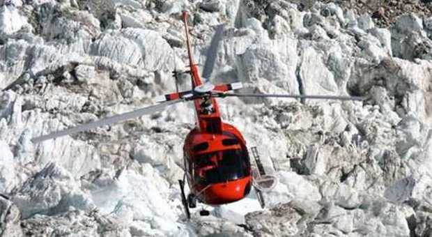 Valle d'Aosta, precipita un elicottero durante un'escursione: grave il pilota