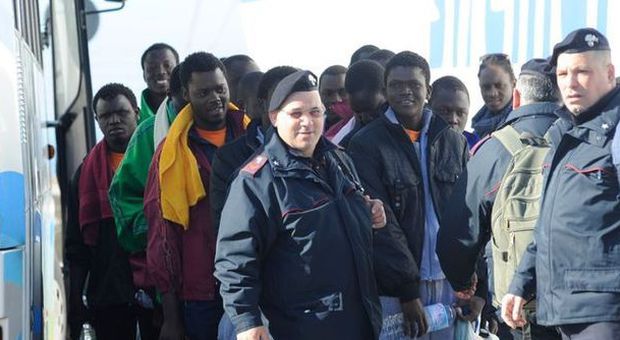 Migranti, Ue apre all'azione militare. Alfano: affondare barconi in porto