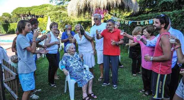 Ostia, un piscina-party per i 106 anni di nonna Luisa