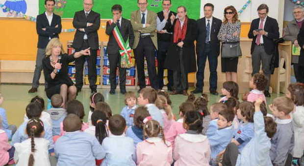 La visita del ministro Giannini Canzoni e poesie dei bambini
