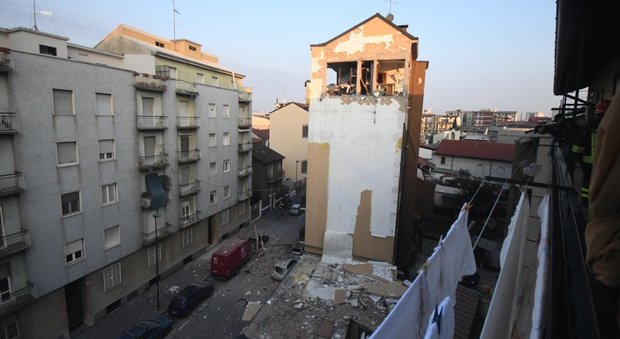Milano, esplode un appartamento a Sesto San Giovanni, sei feriti: evacuata palazzina