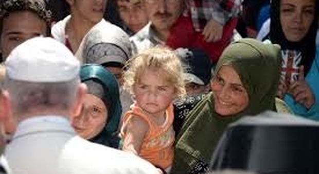 Papa Francesco, due anni dopo la visita a Lesbo nulla è cambiato: 7mila migranti in condizioni disumane