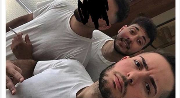 Turista violentata, il selfie dei due arrestati: «Buoni a niente ma capaci di tutto»