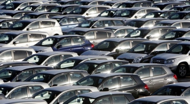 Mercato auto ancora in calo: -2,4% le vendite a febbraio. Governo studia rottamazione
