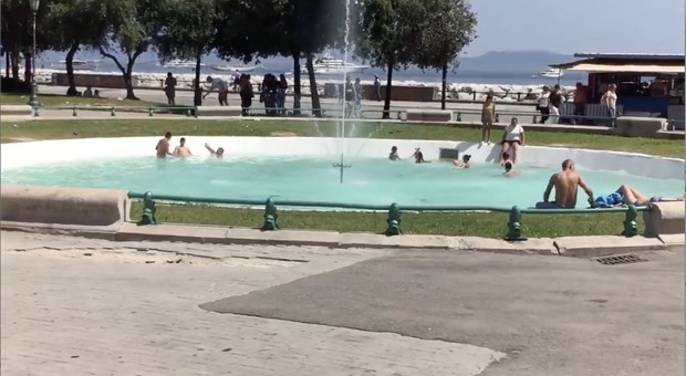 Villa comunale di Napoli, la fontana pubblica appena riaperta usata come piscina