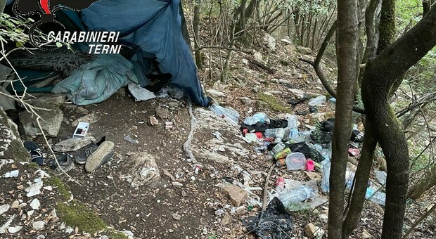 Piediluco, spacciavano nascosti nel bosco i carabinieri trovano cocaina ed eroina smantellato un accampamento