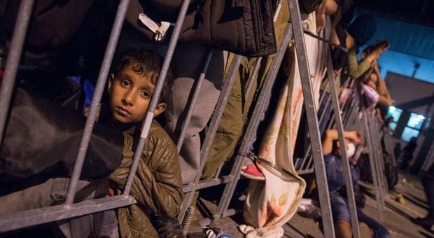 Migranti, l'Ungheria richiama i riservisti e completa il muro al confine croato