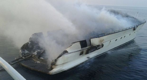 Grecia, a fuoco lo yacht dell’ingegnere Prato Tutti in mare, famiglia in salvo