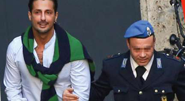 Fabrizio Corona esce dal carcere per l'udienza del processo