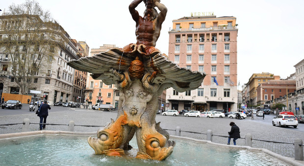 Roma, la Fontana del Tritone è diventata arancione: partono i lavori di pulizia