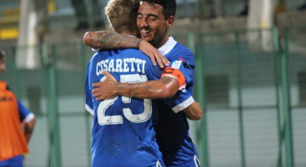 Abbraccio fra Carcione e Cesaretti dopo un gol