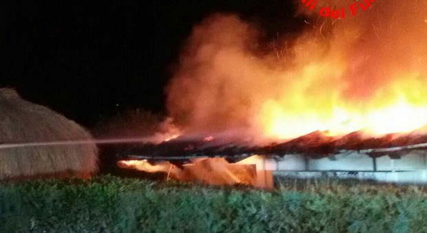 Incendio devasta uno stabilimento balneare al Circeo, indagini in corso