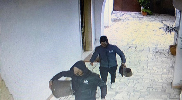 Ladri svaligiano una casa, ripresi dalle telecamere. E su Facebook parte la “caccia all'uomo”