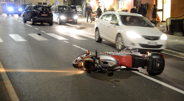 La moto a terra dopo l'incidente
