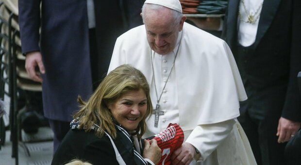 immagine La mamma di CR7 dona a Papa Francesco la maglia del figlio