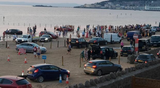 Arriva l'alta marea, inghiottite dall'acqua le auto parcheggiate in spiaggia FOTO