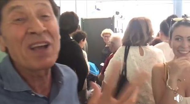 Gianni Morandi perde le valigie in aeroporto e pubblica un video su Fb: «Ci vuole pazienza»