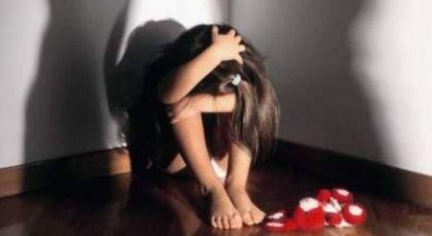 Abusi per quattro anni sulla figliastra dodicenne: preso un pedofilo grazie al racconto di un'amichetta