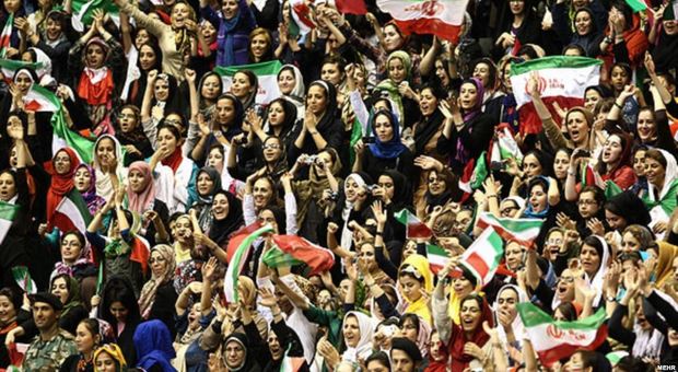 Iran, donne ammesse allo stadio anche per il calcio maschile