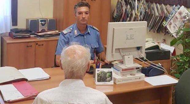 Un anziano fa denuncia dai carabinieri