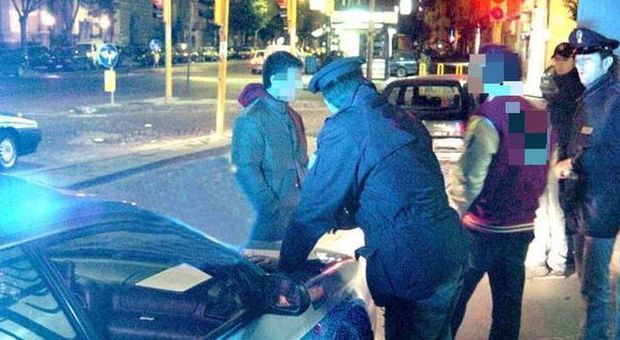 Napoli, ai domiciliari ma la notte rubava le auto: arrestato per evasione