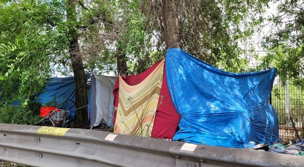 Roma, emergenza degrado in via Cilicia: «Tendopoli e baracche, uno schiaffo per la Capitale»