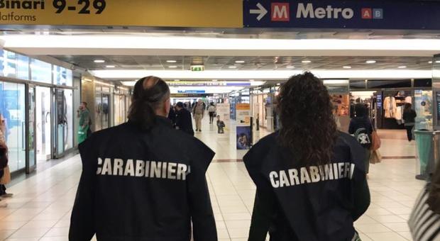 Roma, blitz antiborseggiatori in metro, 15 arresti: così la banda ripuliva i turisti