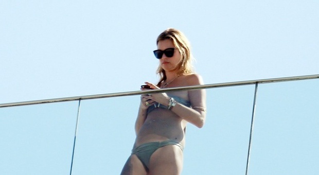 Kate Moss, fisico mozzafiato in vacanza in Brasile