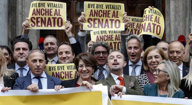 Vitalizi, via libera del Senato al taglio. Di Maio: «Bye bye privilegi». Festa M5S in piazza