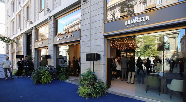 Milano: Caffetteria Lavazza, più lo mandi giù e più (il prezzo) si tira su
