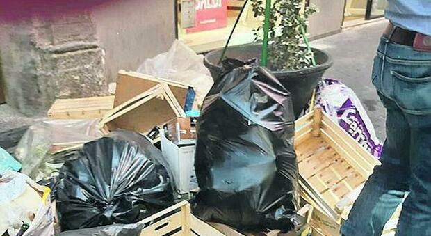 Chiaia, rifiuti abbandonati in strada: blitz dell'Asìa, multati due ristoranti