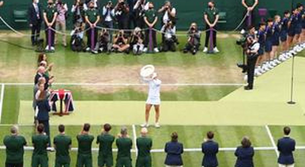 Wimbledon, nella finale femminile vince Barty: battuta in tre set Pliskova. Per lei è la prima vittoria sull'erba di Londra