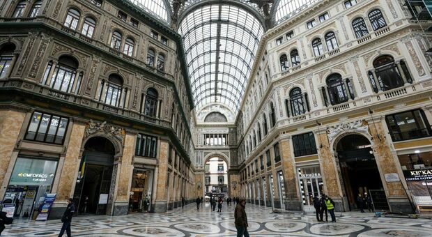 Galleria Umberto di Napoli, flop vigilanza; residenti divisi: «Faremo una colletta»