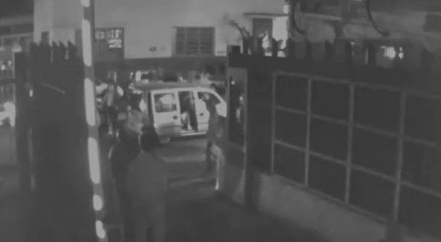 Poliziotto ferito a Fuorigrotta, ecco il video choc dell'agguato